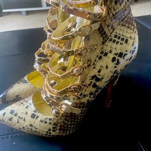 Women’s high heeled shoes size 6